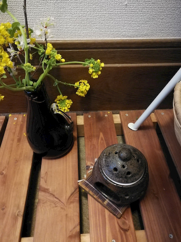 スノコの上の茶香炉と生けた菜の花